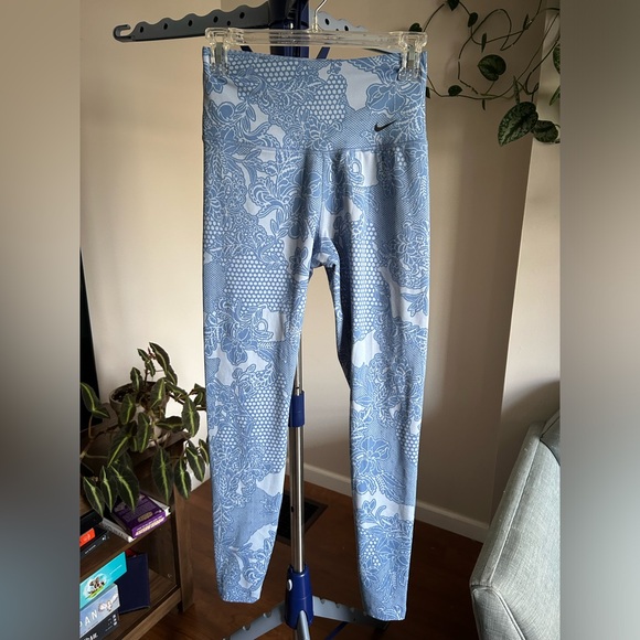 Printed Nike Dri-fit leggings in EUC - Picture 3 of 8